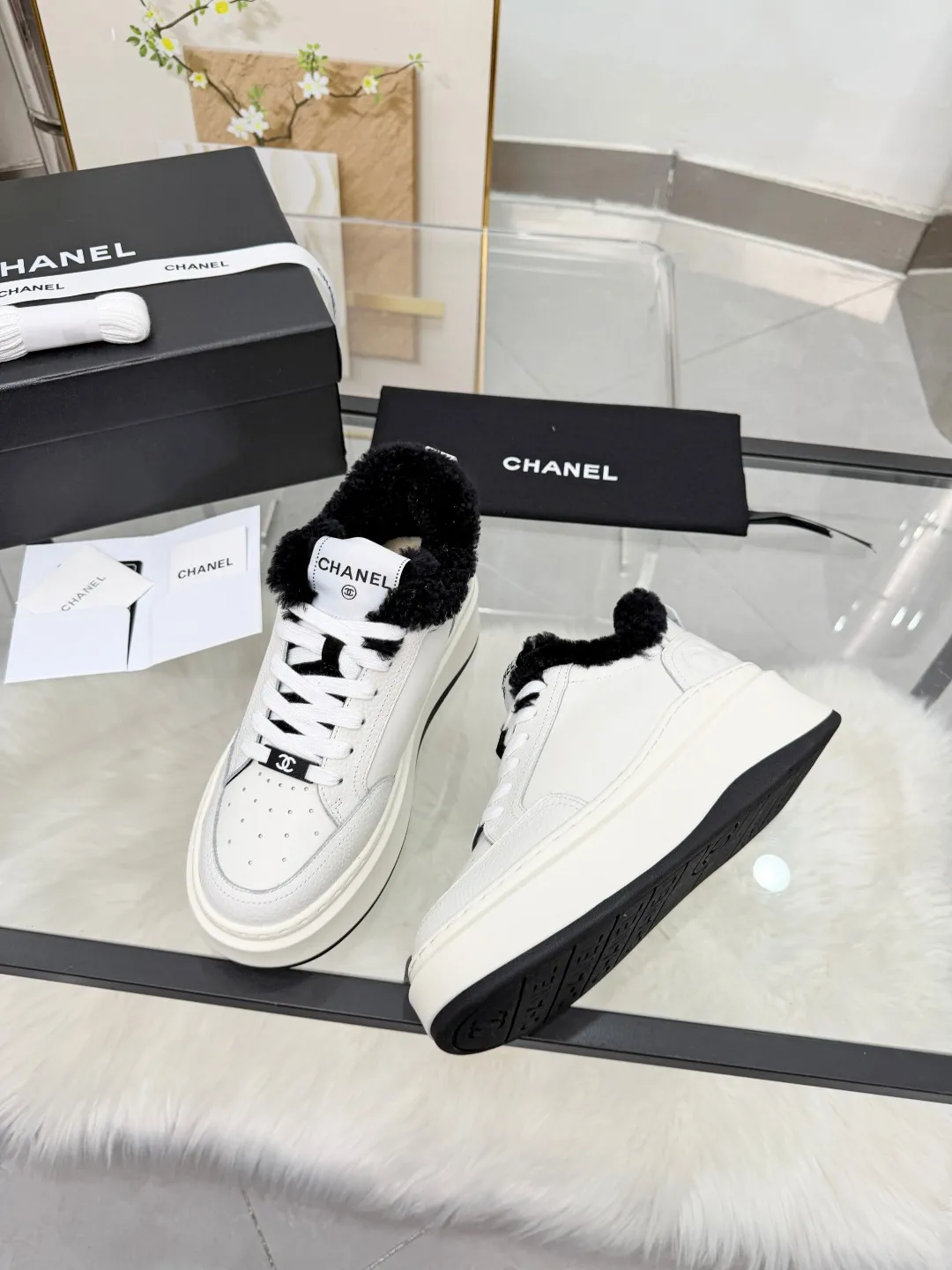 👟👟Ex-factory price 500👟👟 CHANEL 25C new autumn and winter sports shoes official website is available at the same time ❤️ Out of stock at counters. Major bloggers are recommending new styles on social days. This season’s new styles are simply eye-catching and look great on the feet. The casual casual sports style is cool and natural, interpreting Chanel’s fashionable femininity. The overall customization makes all sports shoes on the market at that time obsolete. This series is now available for sale! The upper is made of custom imported pebbled calf leather ➕ custom frosted calf leather. The lining is made of original one-to-one professionally customized mesh. Hardware accessories. Original full set of molds (not common in the market). Original custom molded TPU combination outsole. Height 4 cm. Women's size 35-40.